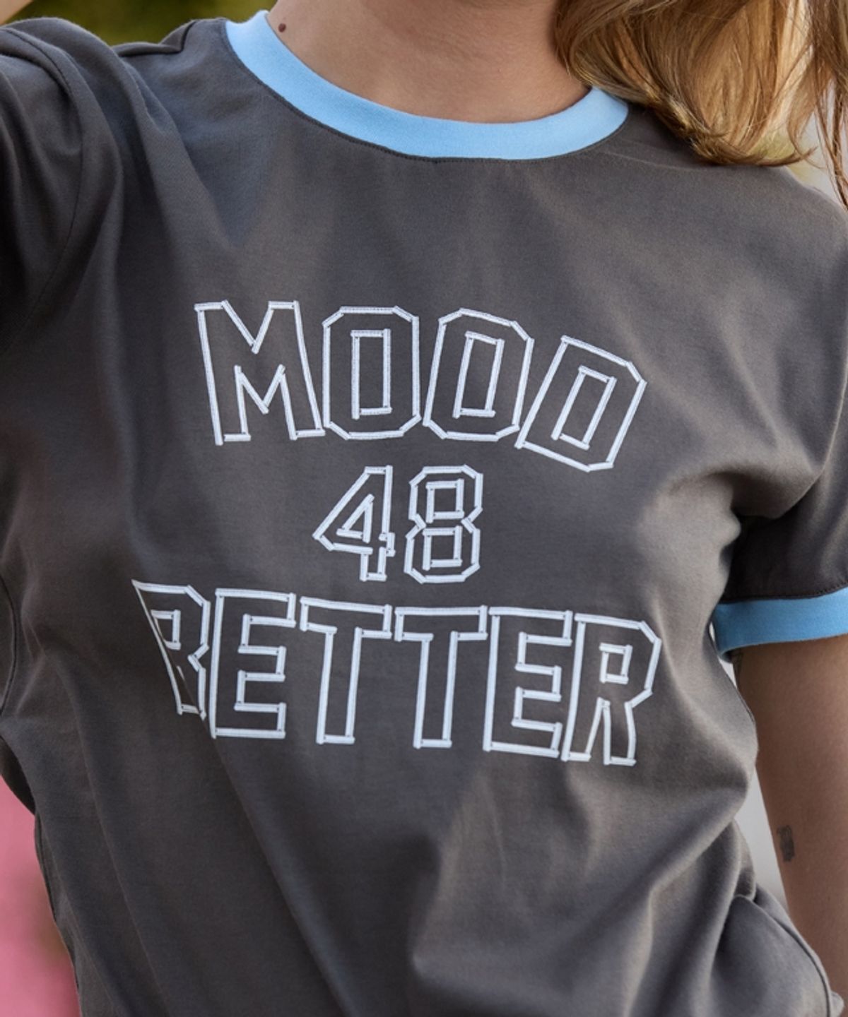 무드베러(MOODBETTER) STITCH LETTERING LINGER T SHIRTS CHARCOAL