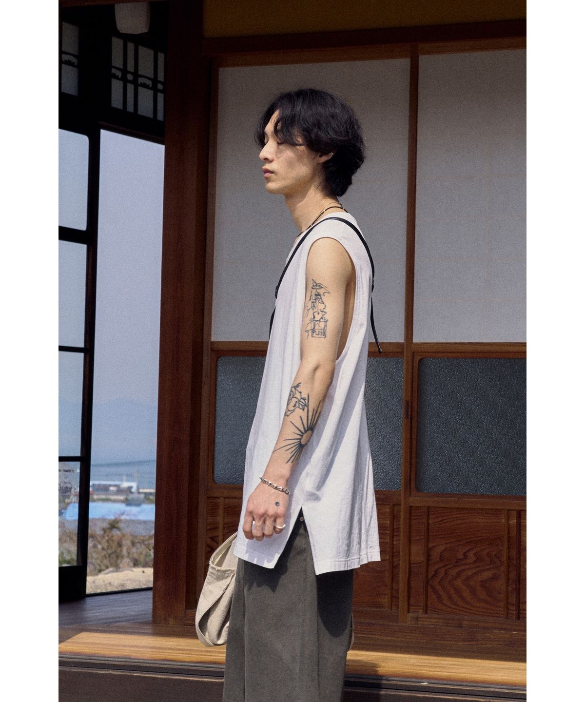 유스(YOUTH) Cut-off Slit Sleeveless - White