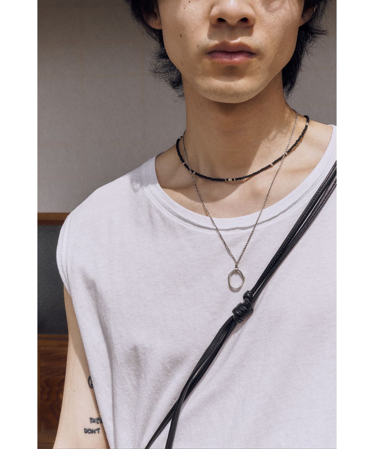 유스(YOUTH) Cut-off Slit Sleeveless - White