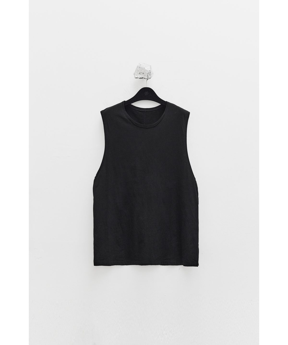 유스(YOUTH) Cut-off Slit Sleeveless - Black