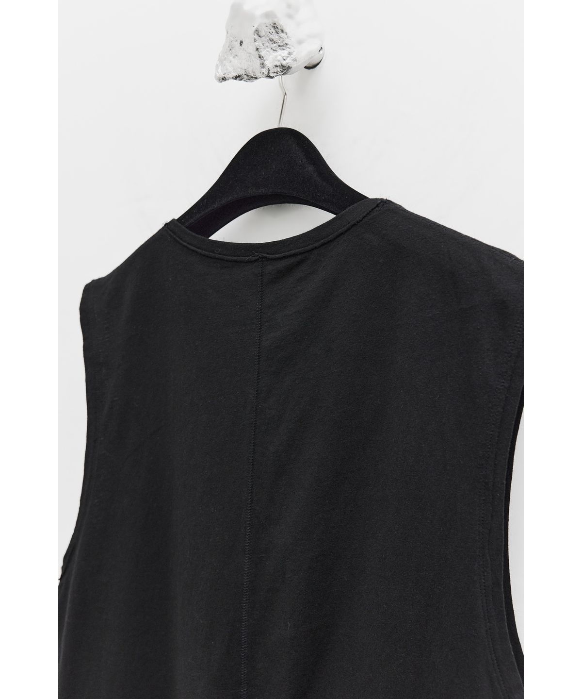 유스(YOUTH) Cut-off Slit Sleeveless - Black