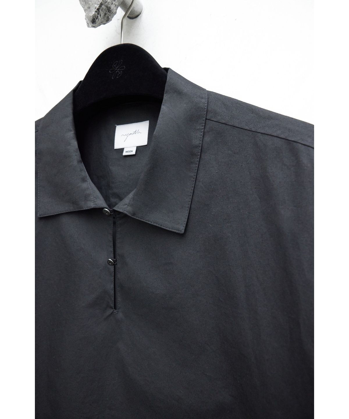 유스(YOUTH) Capri Half Shirt - Black