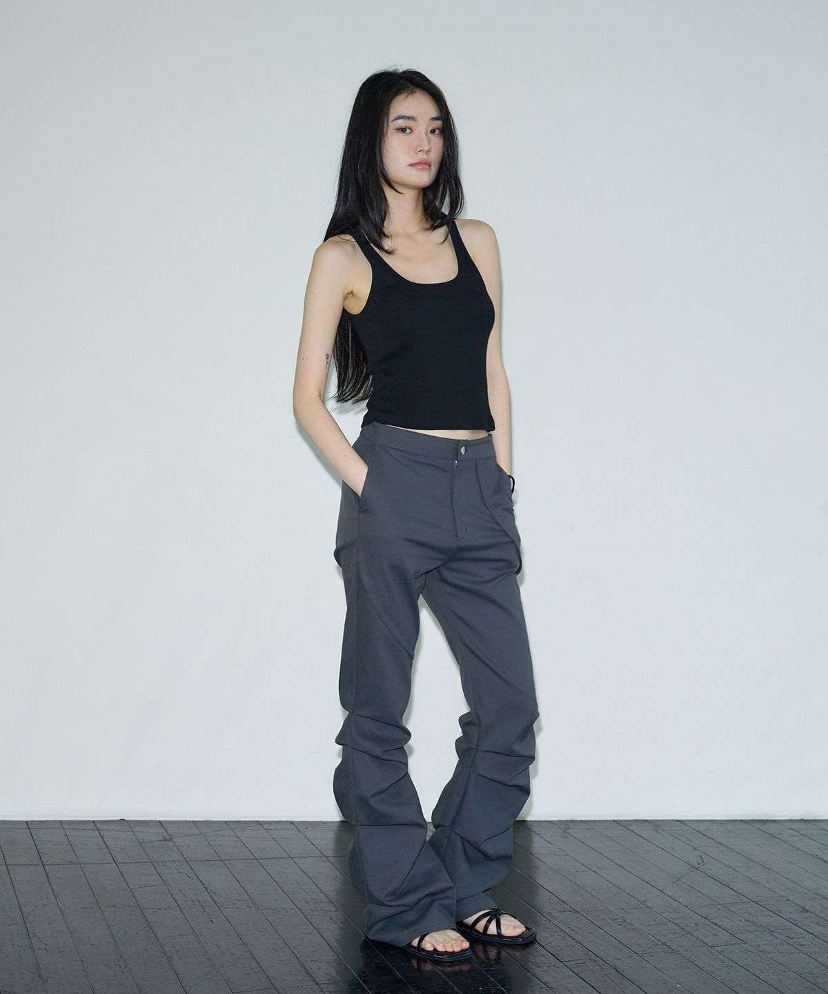 시스에이(SIS A) 딥 스쿱 넥 라인 슬리브리스 [black]