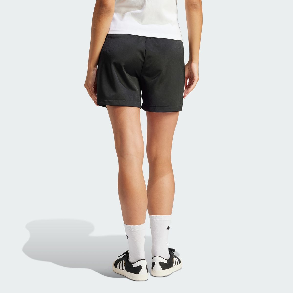 아디다스(ADIDAS) 파이어버드 숏 팬츠 - 블랙:화이트 / IU2425