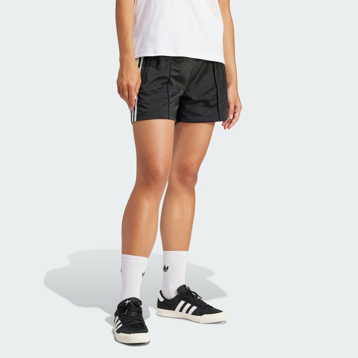 아디다스(ADIDAS) 파이어버드 숏 팬츠 - 블랙:화이트 / IU2425