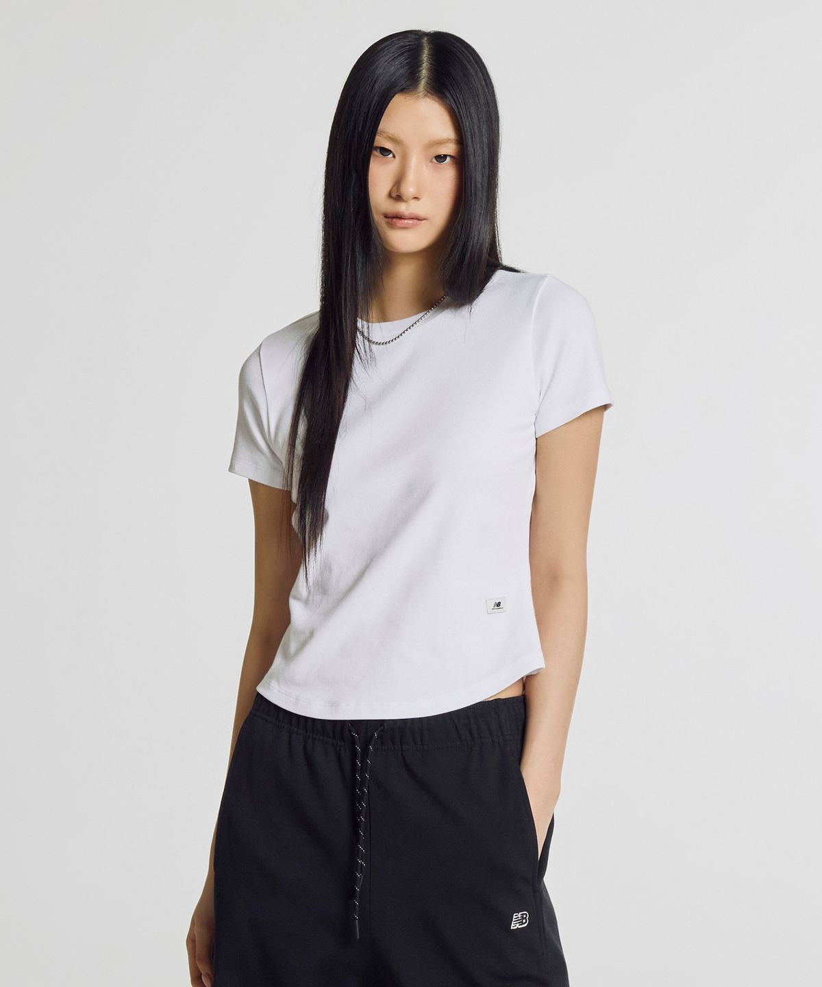 뉴발란스(NEW BALANCE) NBNEG3W432 / WOMEN 에센셜 핏티드 반팔티 (WHITE)