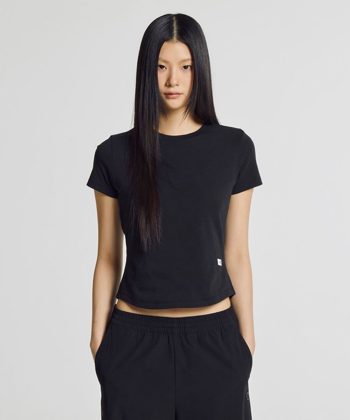 뉴발란스(NEW BALANCE) NBNEG3W432 / WOMEN 에센셜 핏티드 반팔티 (BLACK)