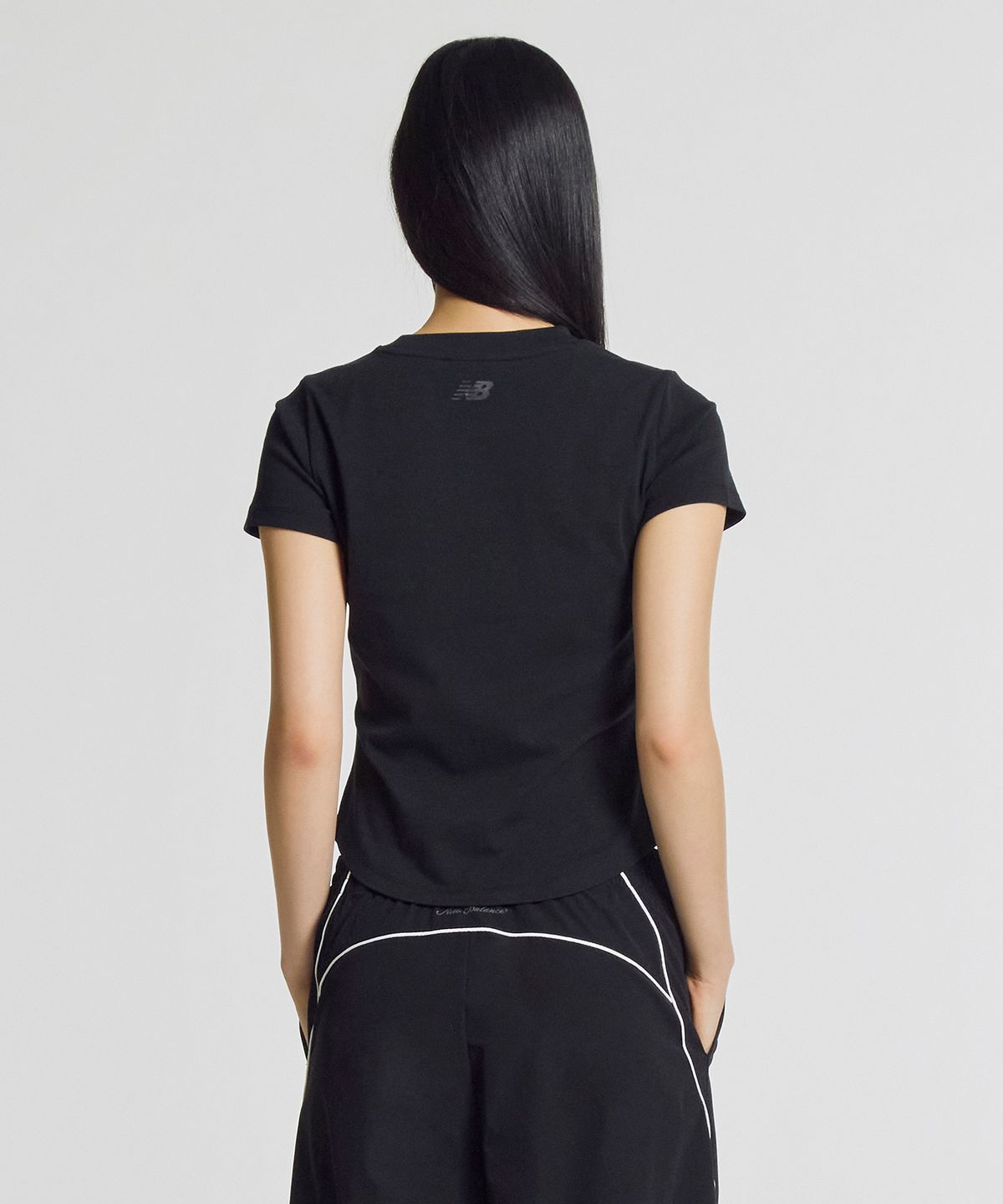 뉴발란스(NEW BALANCE) NBNEG3W432 / WOMEN 에센셜 핏티드 반팔티 (BLACK)