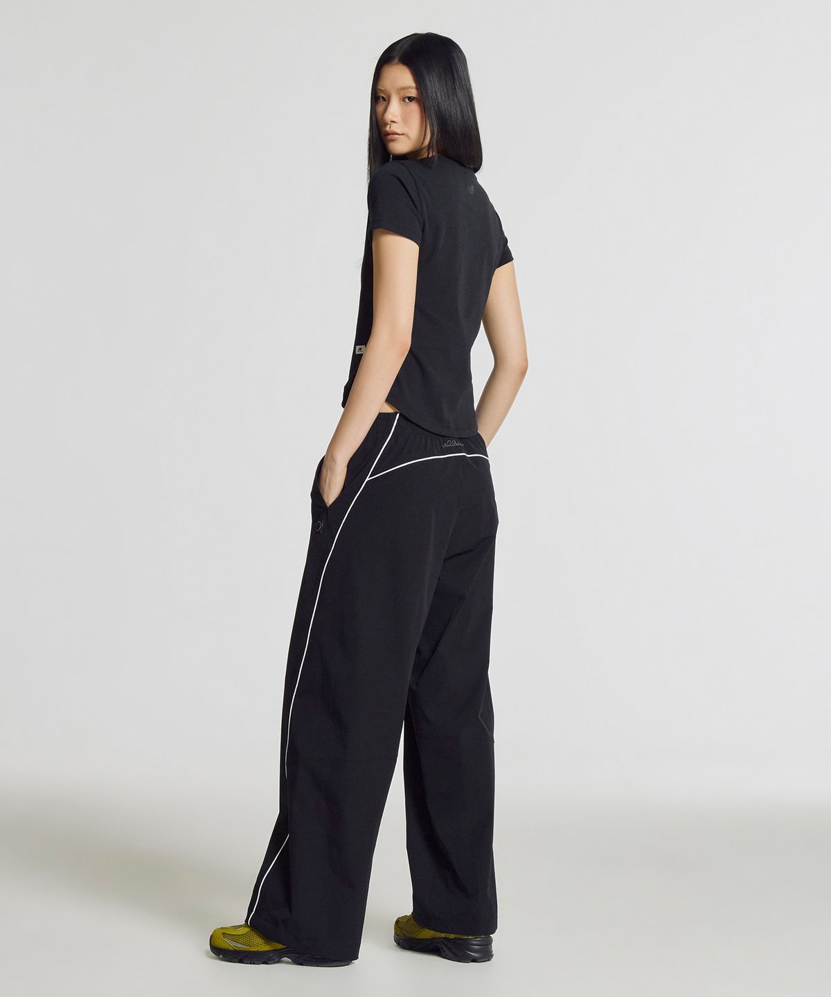 뉴발란스(NEW BALANCE) NBNEG3W432 / WOMEN 에센셜 핏티드 반팔티 (BLACK)