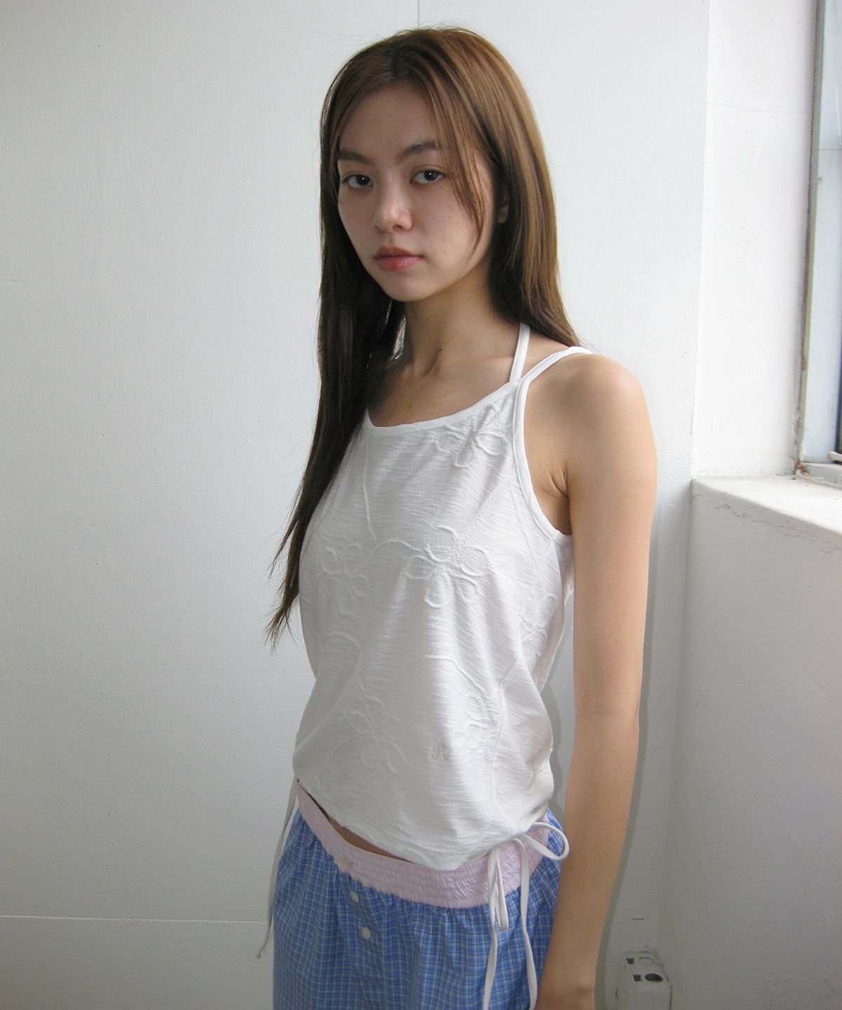 파이시스(PISCESS) 플라워 홀터 슬리브리스 탑_아이보리