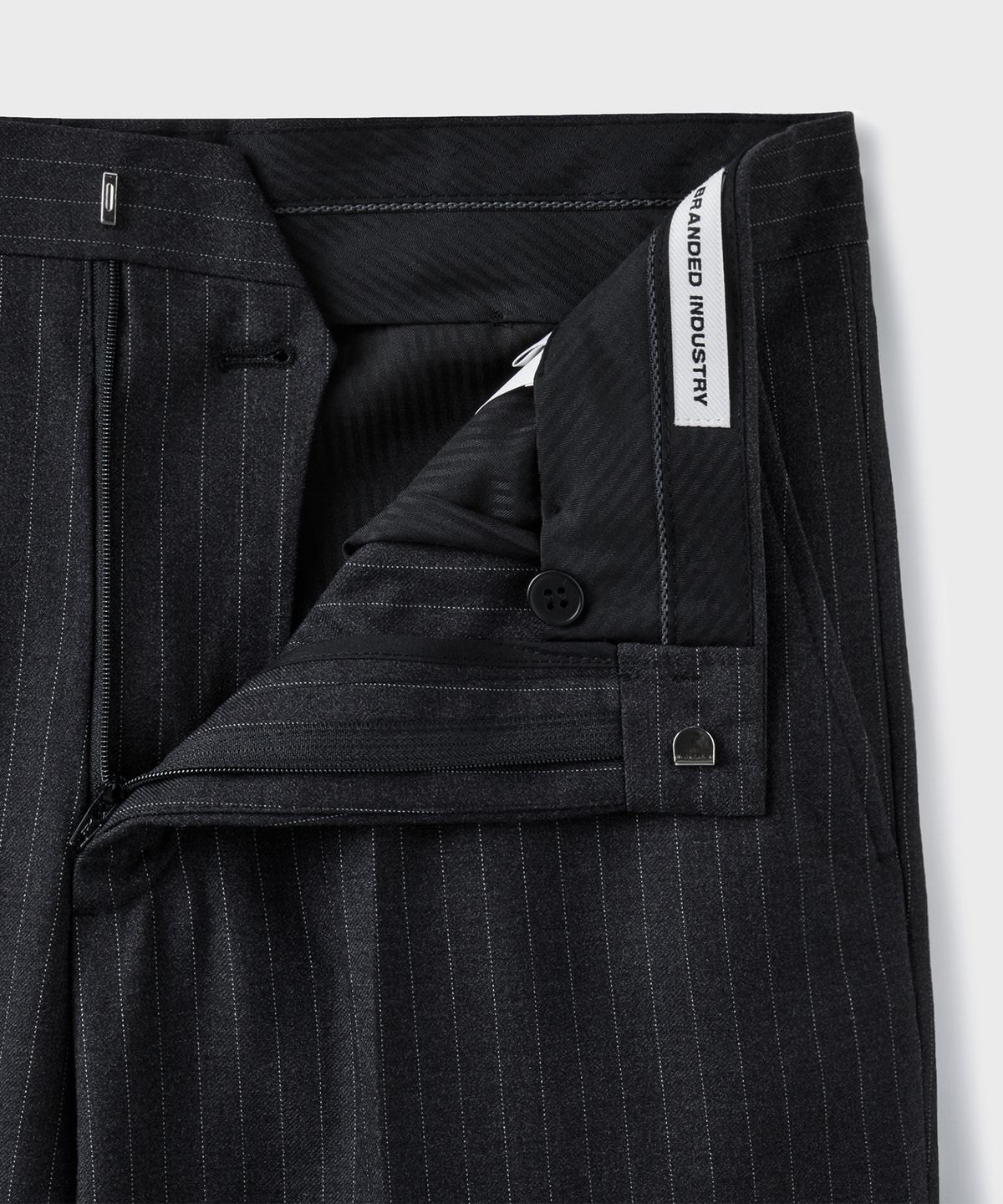 브랜디드(BRANDED) ESSENTIAL WIDE SLACKS [CHARCOAL STRIPE]