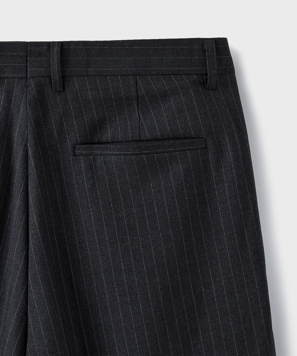 브랜디드(BRANDED) ESSENTIAL WIDE SLACKS [CHARCOAL STRIPE]