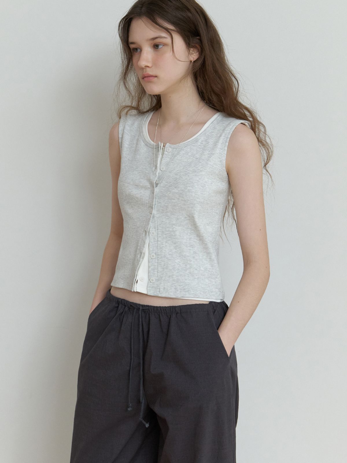 더미튼(THEMITTEN) Nap button sleeveless (white)
