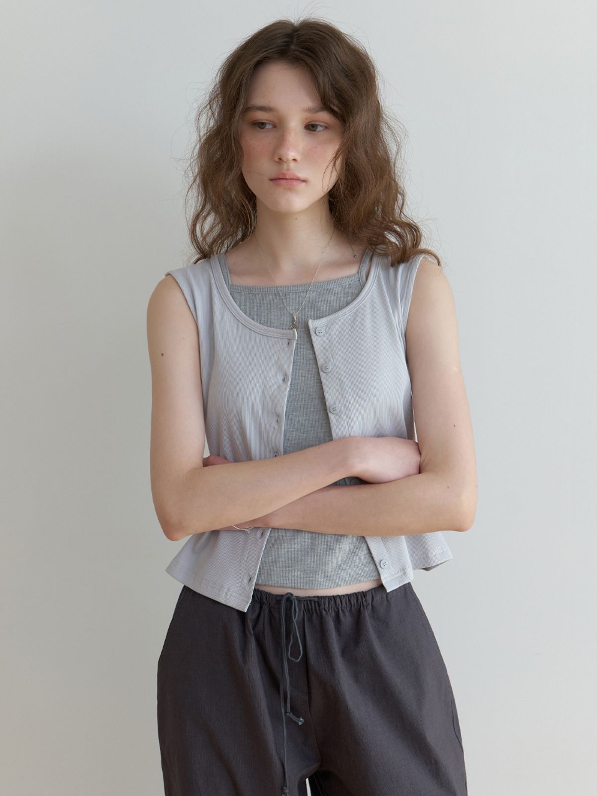 더미튼(THEMITTEN) Nap button sleeveless (pale blue)
