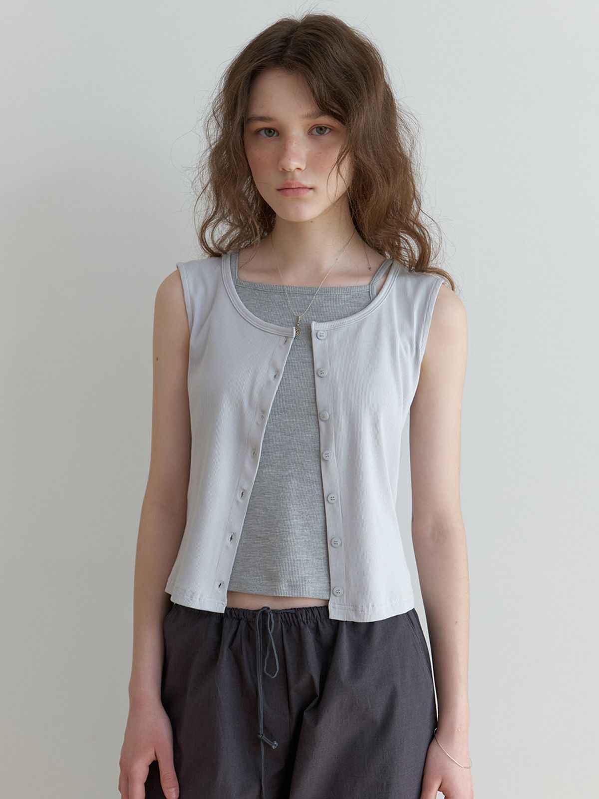 더미튼(THEMITTEN) Nap button sleeveless (pale blue)