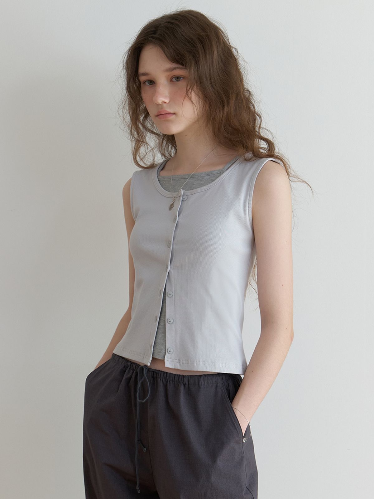 더미튼(THEMITTEN) Nap button sleeveless (pale blue)