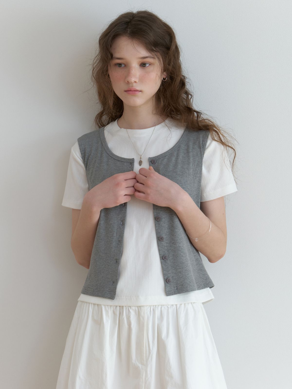 더미튼(THEMITTEN) Nap button sleeveless (gray)