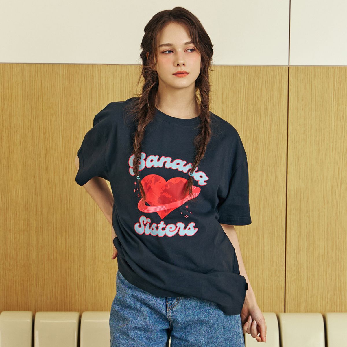 바나나시스터즈(BANANA SISTERS) 하트 플래닛 오버핏 티셔츠 네이비