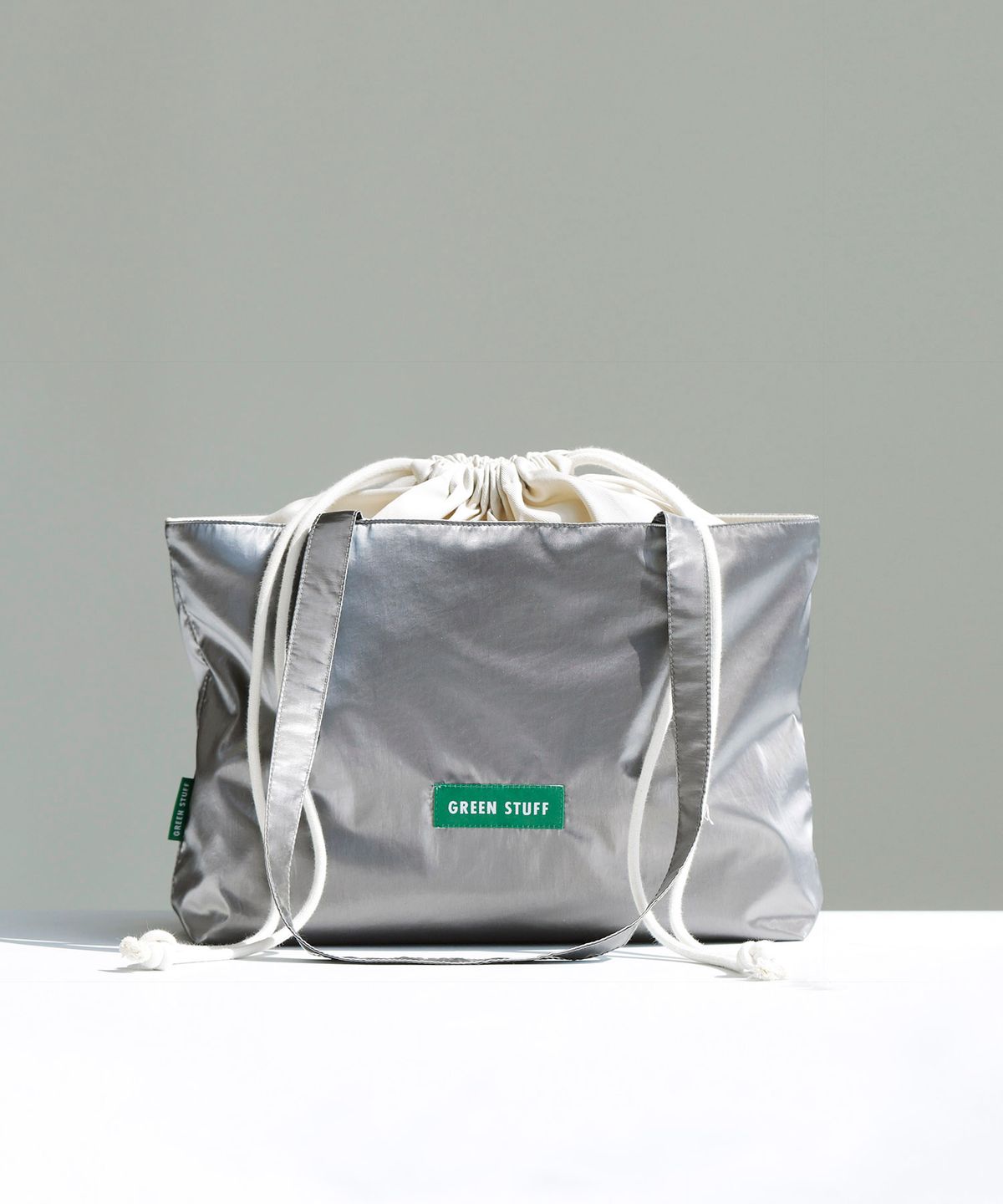 그린스터프(GREEN STUFF) 보트 스트링 쇼퍼백 66 메탈릭 나일론 - titanium silver M