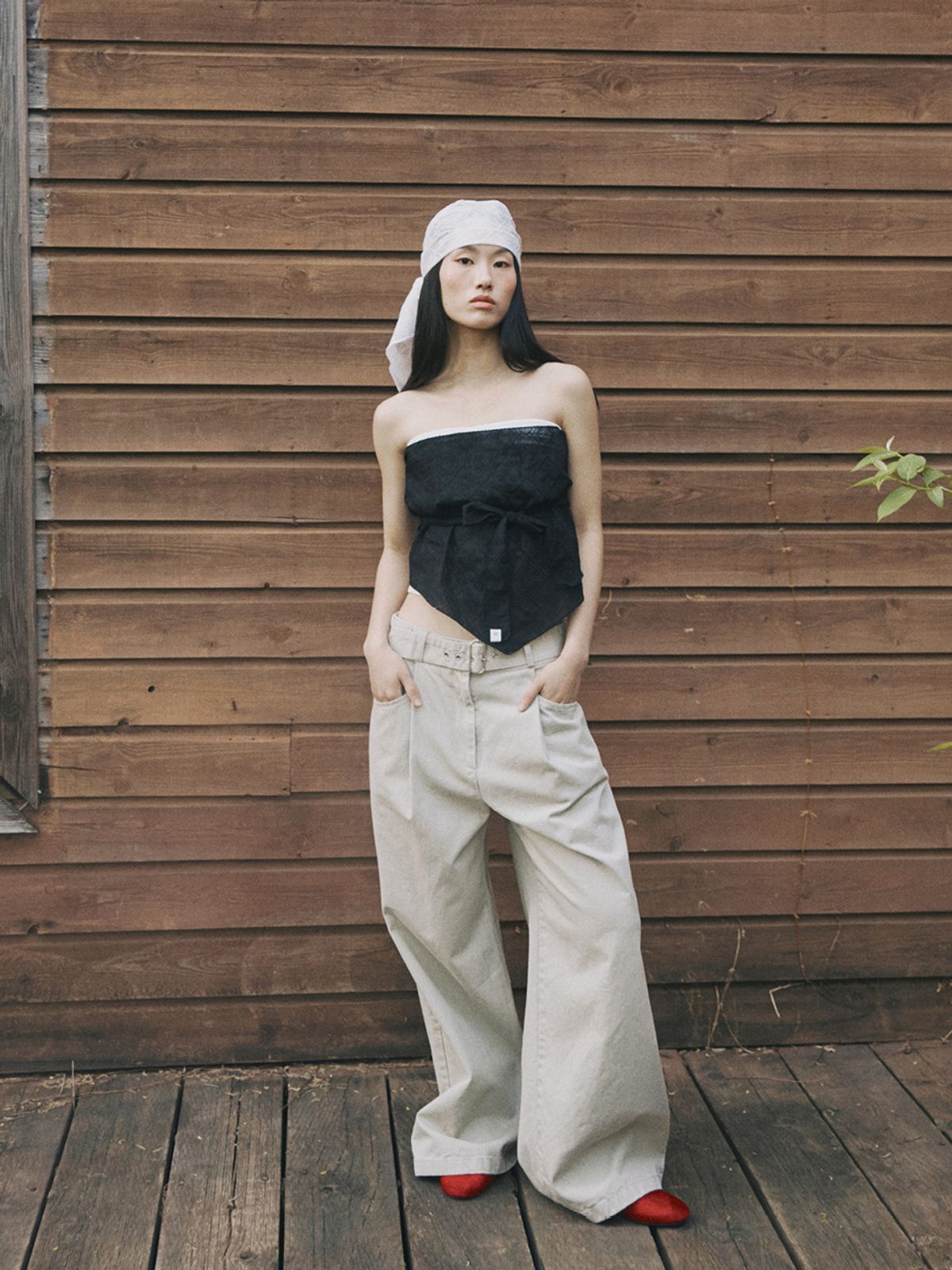 프롬웨얼(FROMWHERE) EMBROIDERY SCARF TOP BLACK