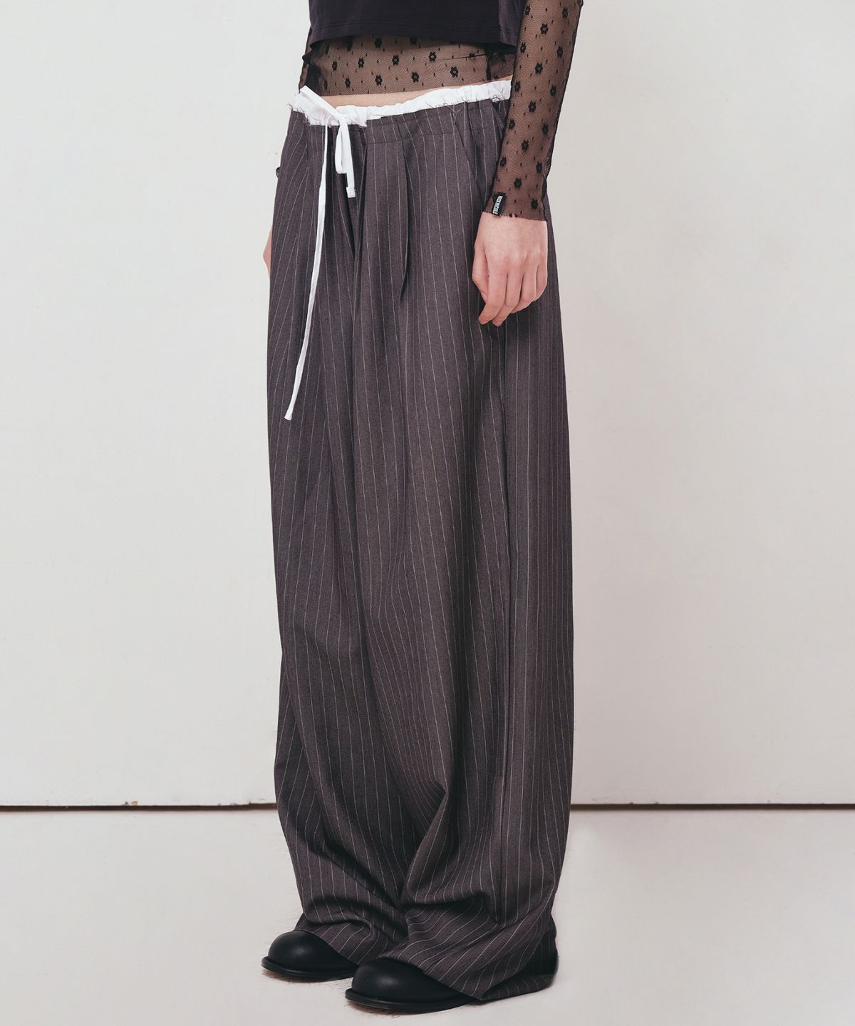 닉앤니콜(NICK&NICOLE) STRIPE LAYERED PINTUCK SLACKS_CHARCOAL