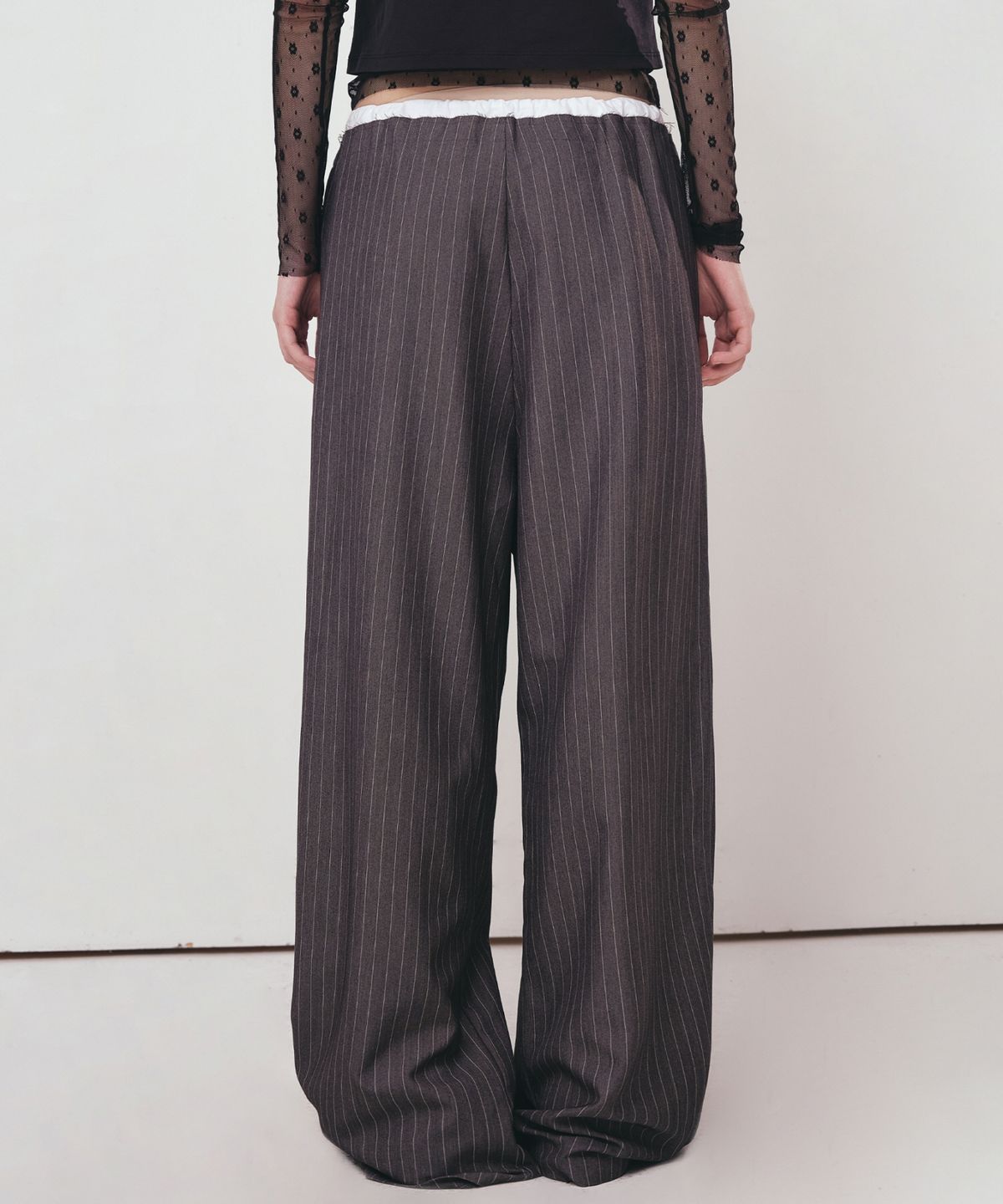 닉앤니콜(NICK&NICOLE) STRIPE LAYERED PINTUCK SLACKS_CHARCOAL