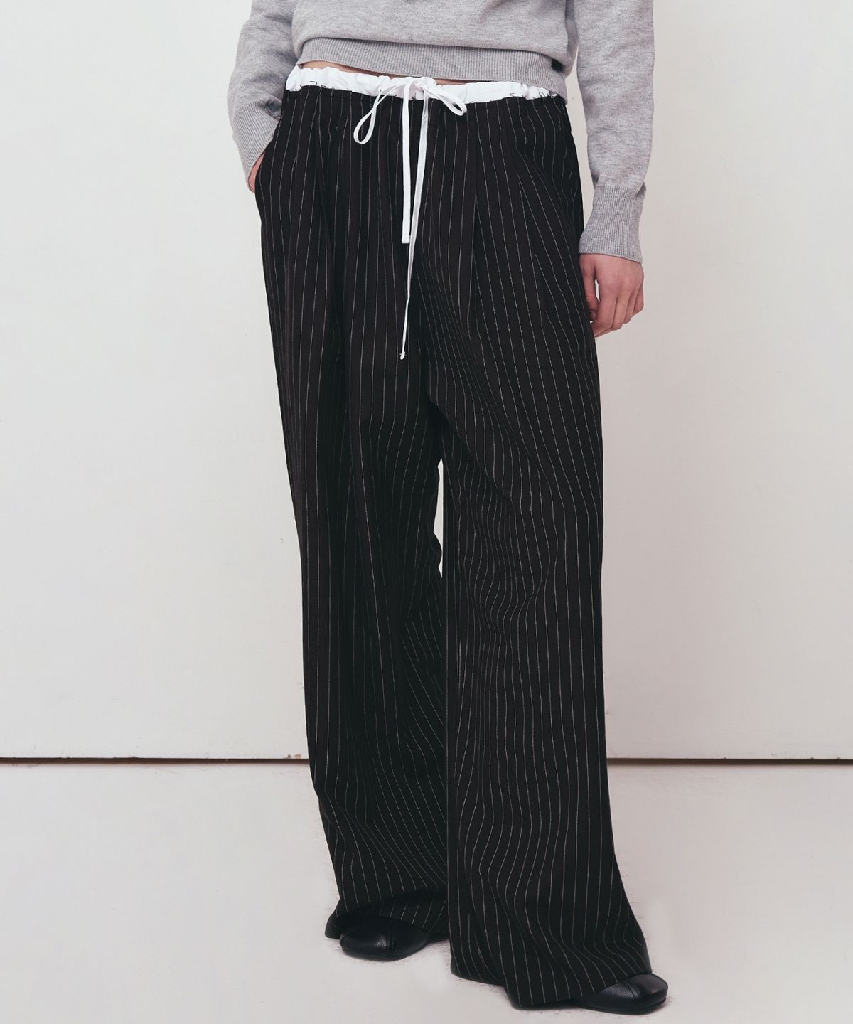 닉앤니콜(NICK&NICOLE) STRIPE LAYERED PINTUCK SLACKS_BLACK