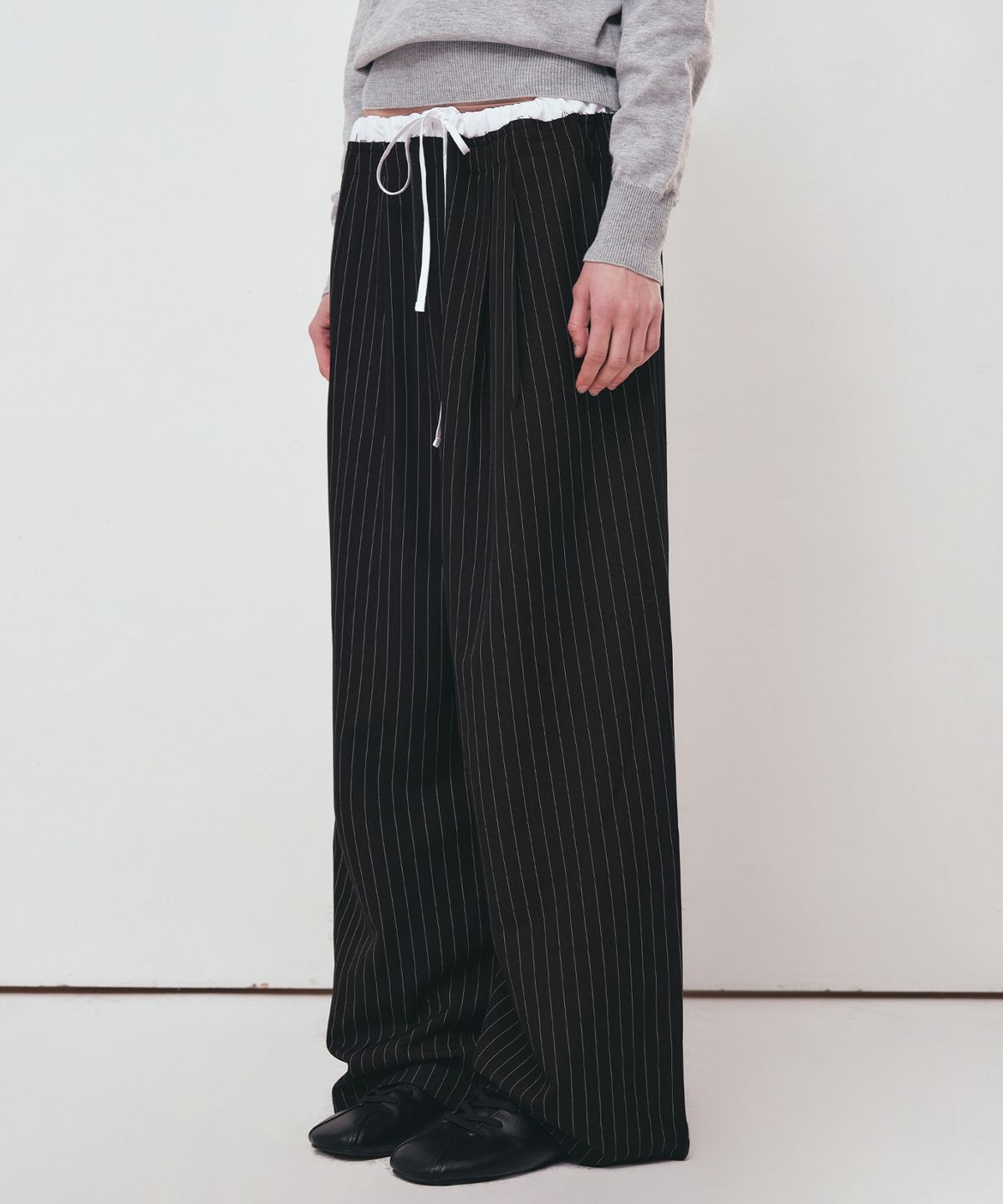 닉앤니콜(NICK&NICOLE) STRIPE LAYERED PINTUCK SLACKS_BLACK