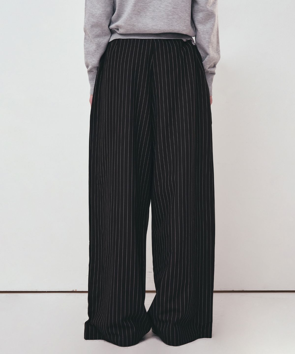 닉앤니콜(NICK&NICOLE) STRIPE LAYERED PINTUCK SLACKS_BLACK