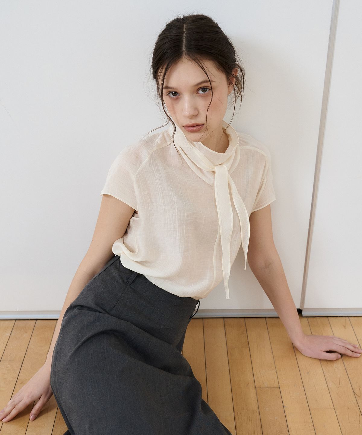바이바이섭(BIBYSEOB) 하이넥 스카프 하프 블라우스 아이보리 [T52]