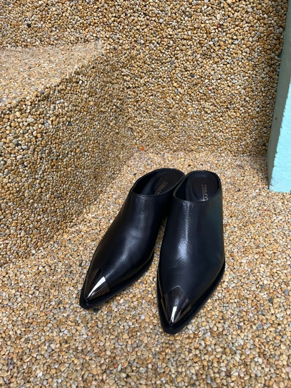 테미칼자투레(TEMY CALZATURE) Kbas Sofia Primium Leather Pointed Mule - Black