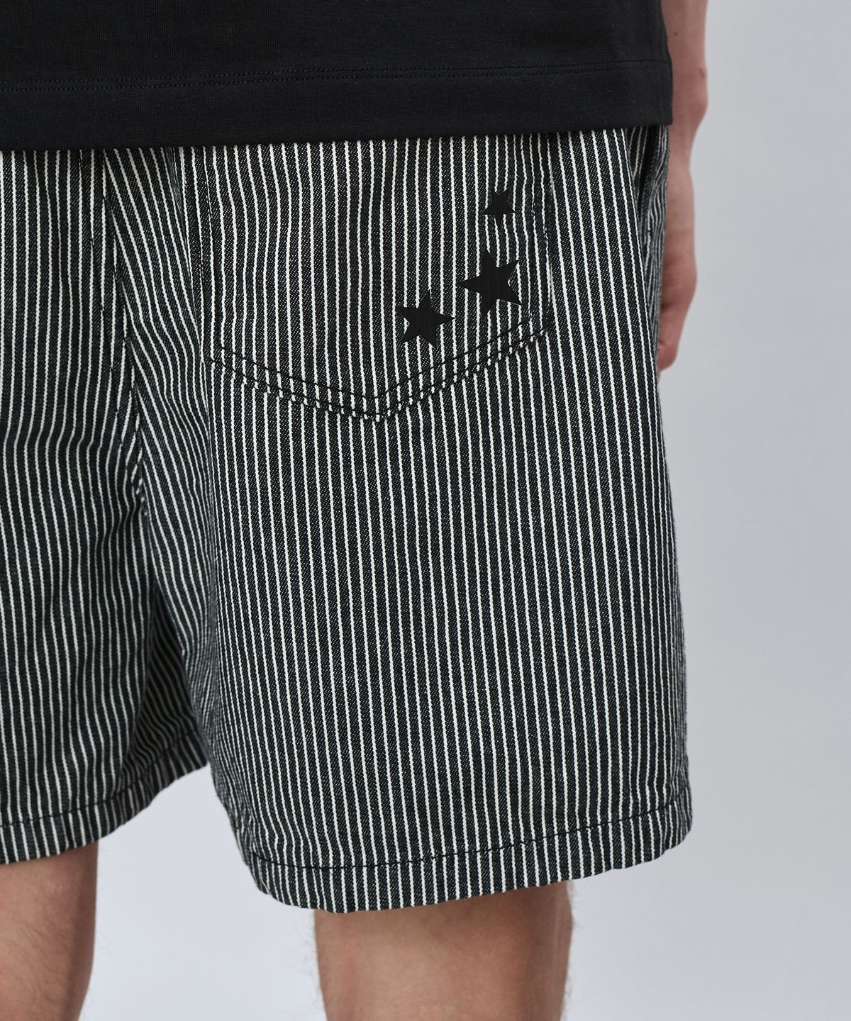 메아(MEA) DENIM SHORTS [BLACK STRIPE]