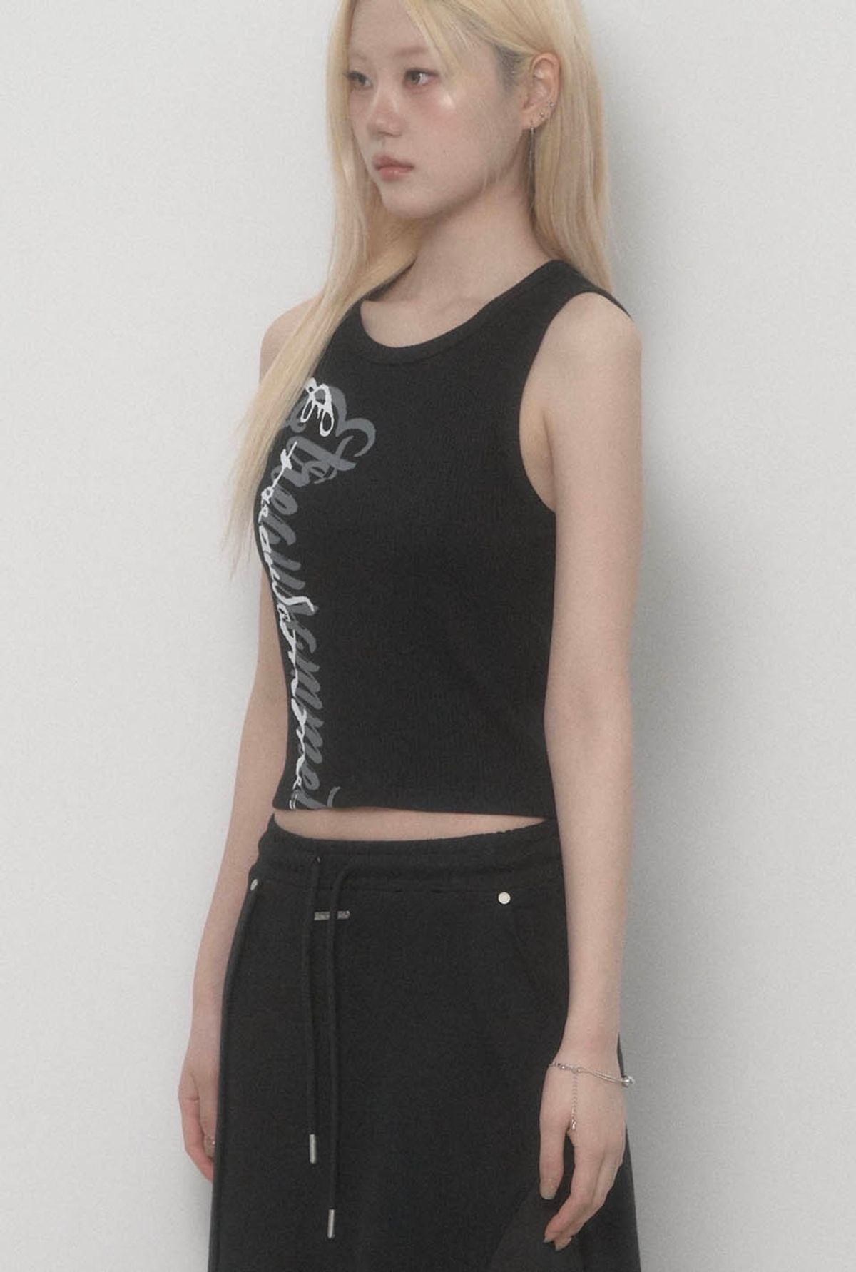 에트오소메(ETRE AU SOMMET) Lettering Logo Printed Tank Top Black)