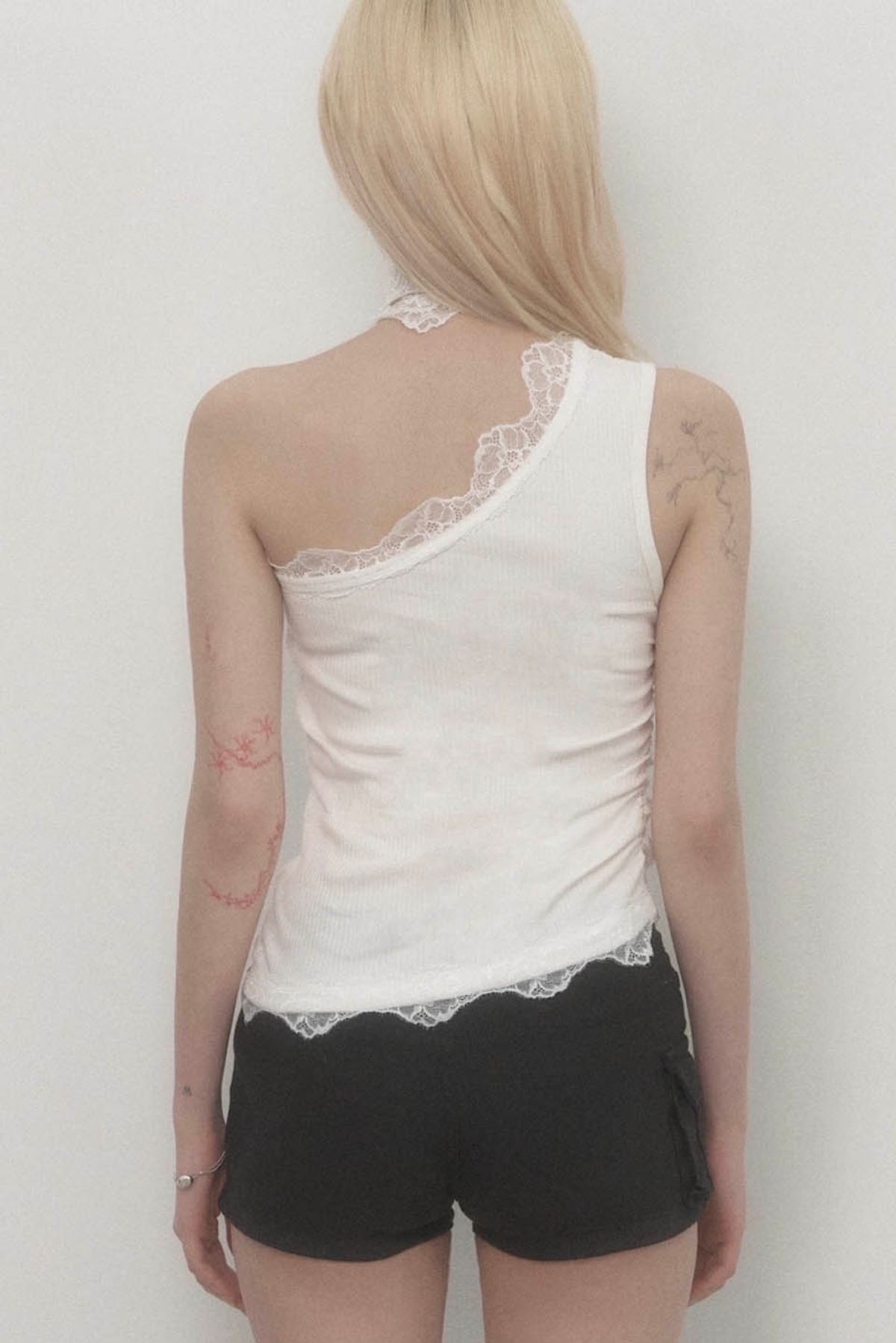 에트오소메(ETRE AU SOMMET) Lace One-shoulder Top (White)