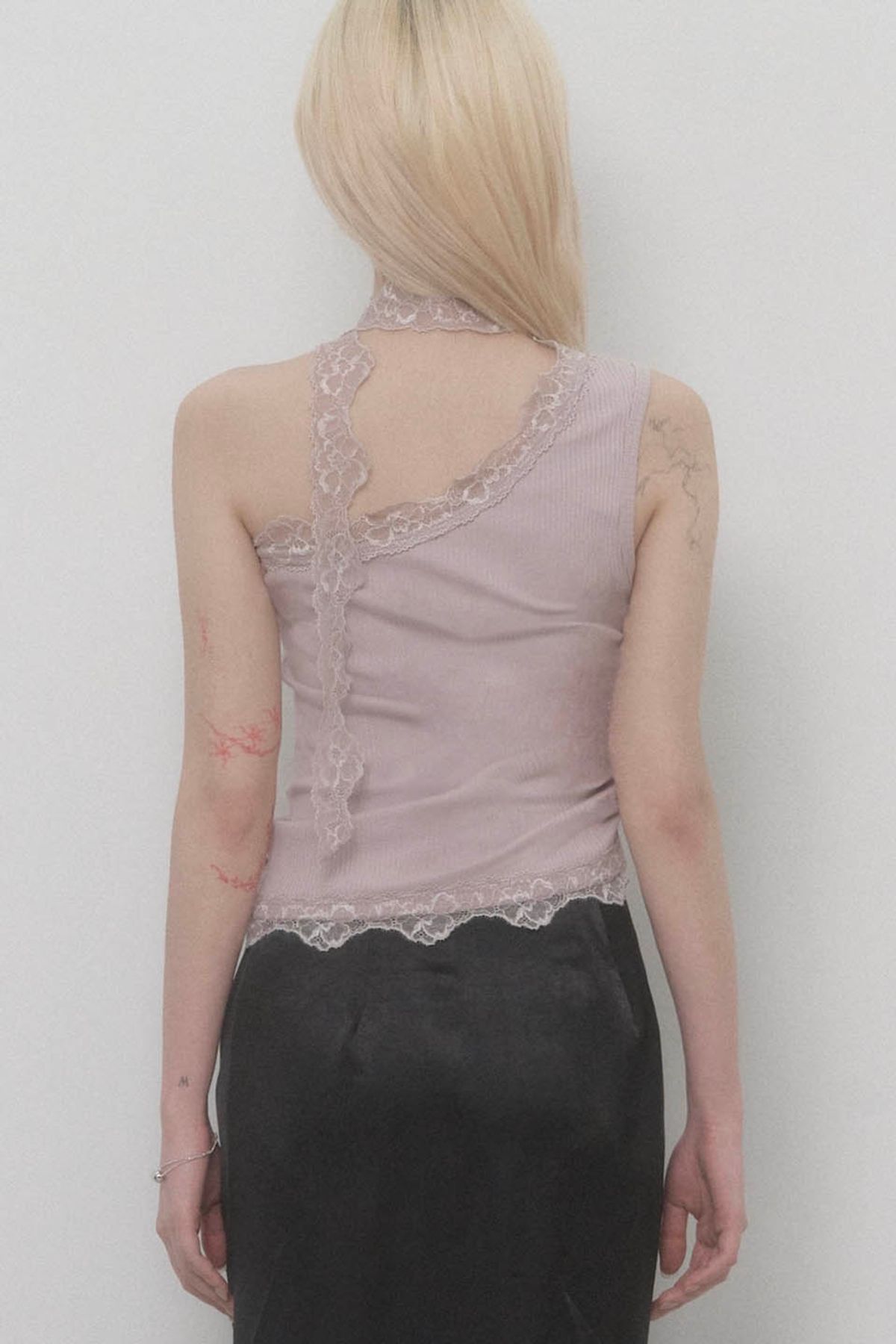 에트오소메(ETRE AU SOMMET) Lace One-shoulder Top (Indy Pink)