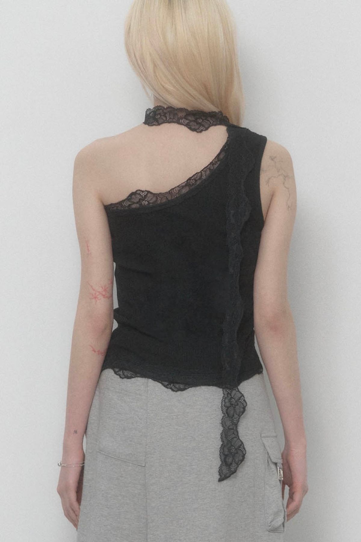 에트오소메(ETRE AU SOMMET) Lace One-shoulder Top (Black)