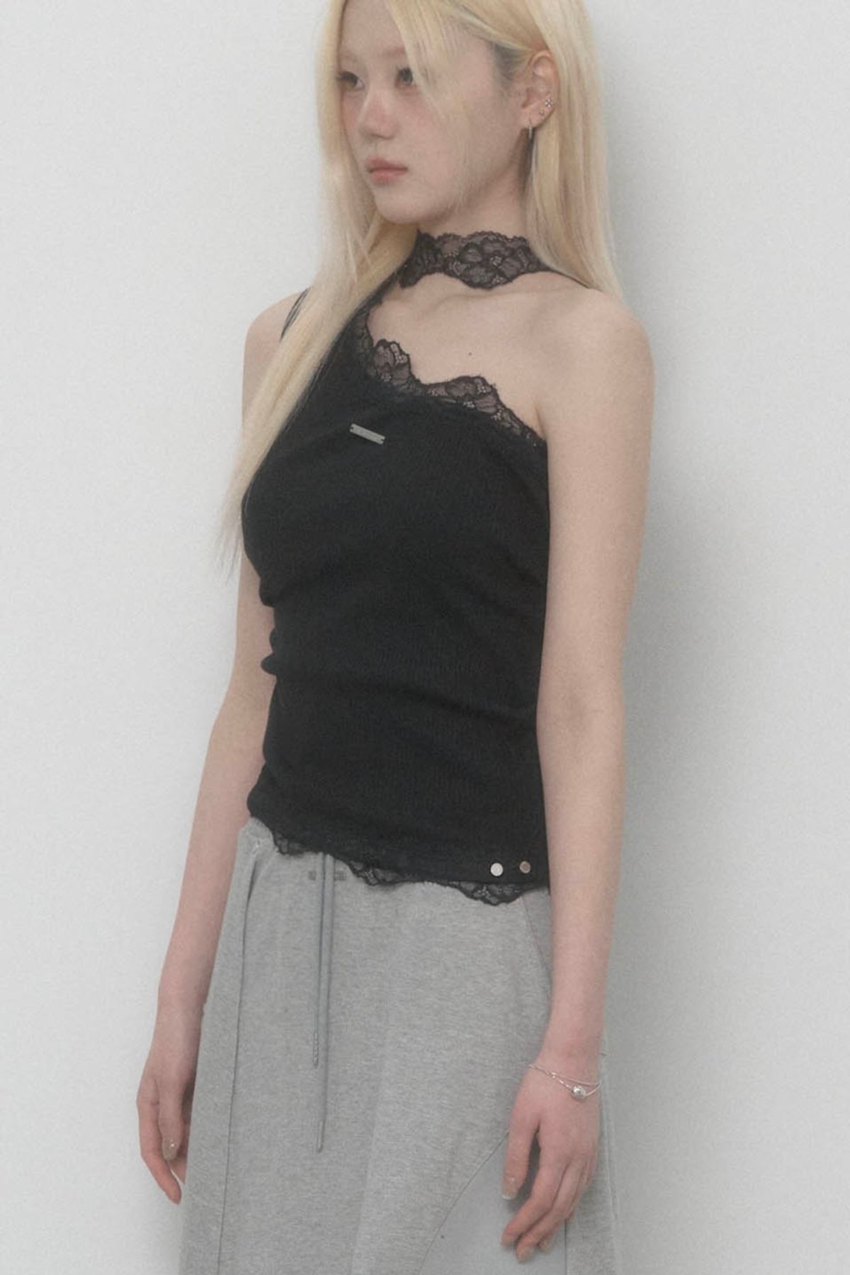 에트오소메(ETRE AU SOMMET) Lace One-shoulder Top (Black)