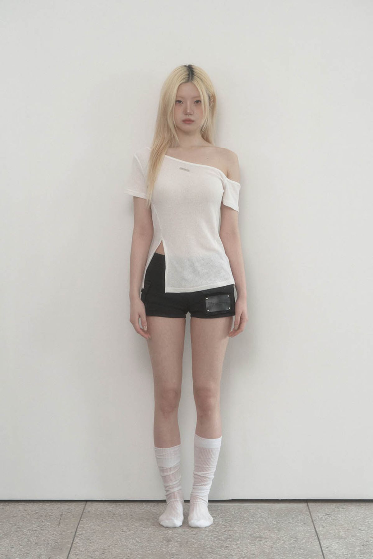 에트오소메(ETRE AU SOMMET) One-shoulder Basic Slit Top (White)