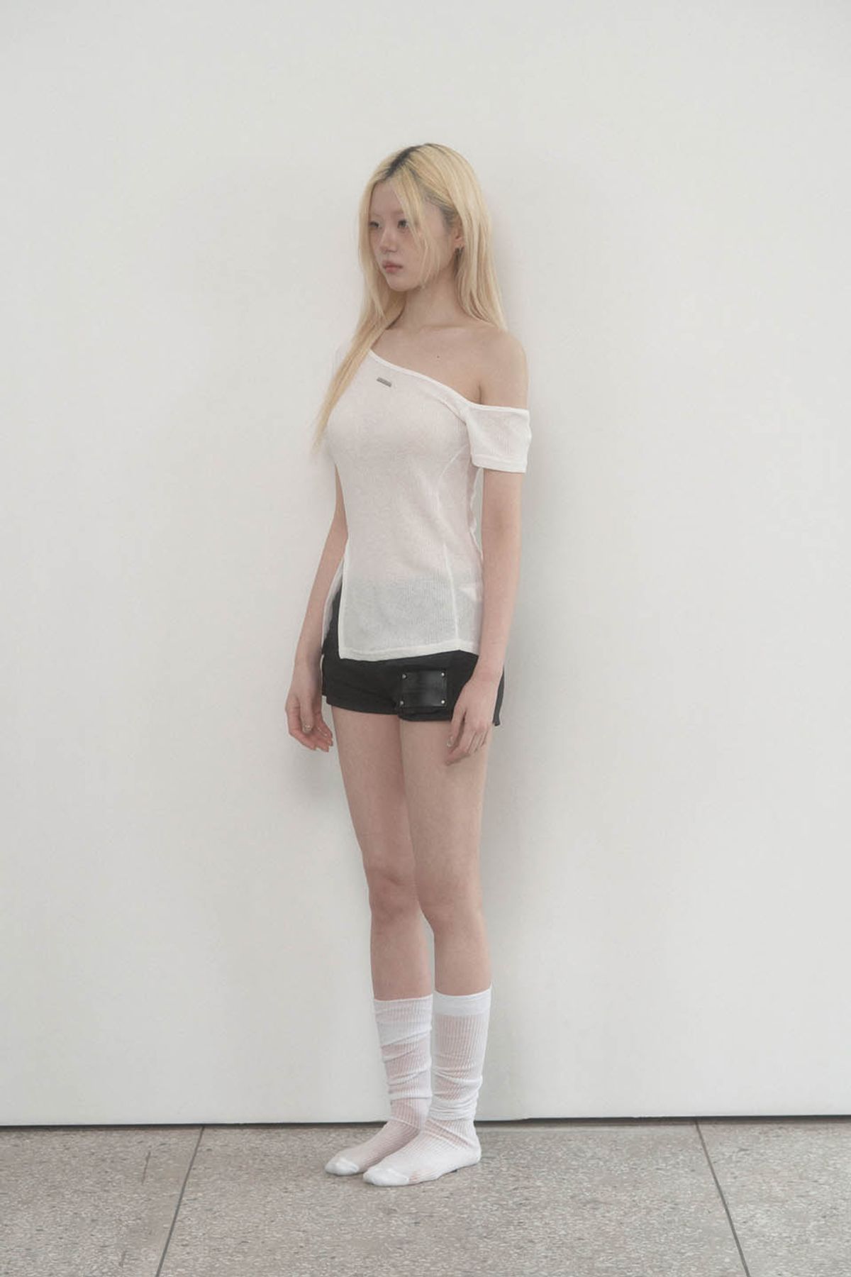 에트오소메(ETRE AU SOMMET) One-shoulder Basic Slit Top (White)
