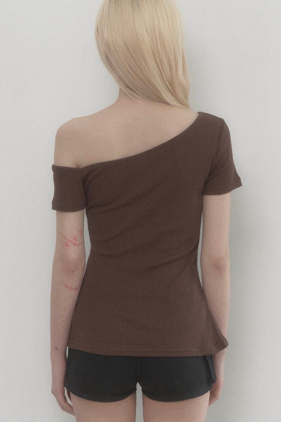 【ETRE AU SOMMET】One-shoulder Basic Slit Top MUSINSA | ETRE AU SOMMET One-shoulder Basic Slit Top (White)