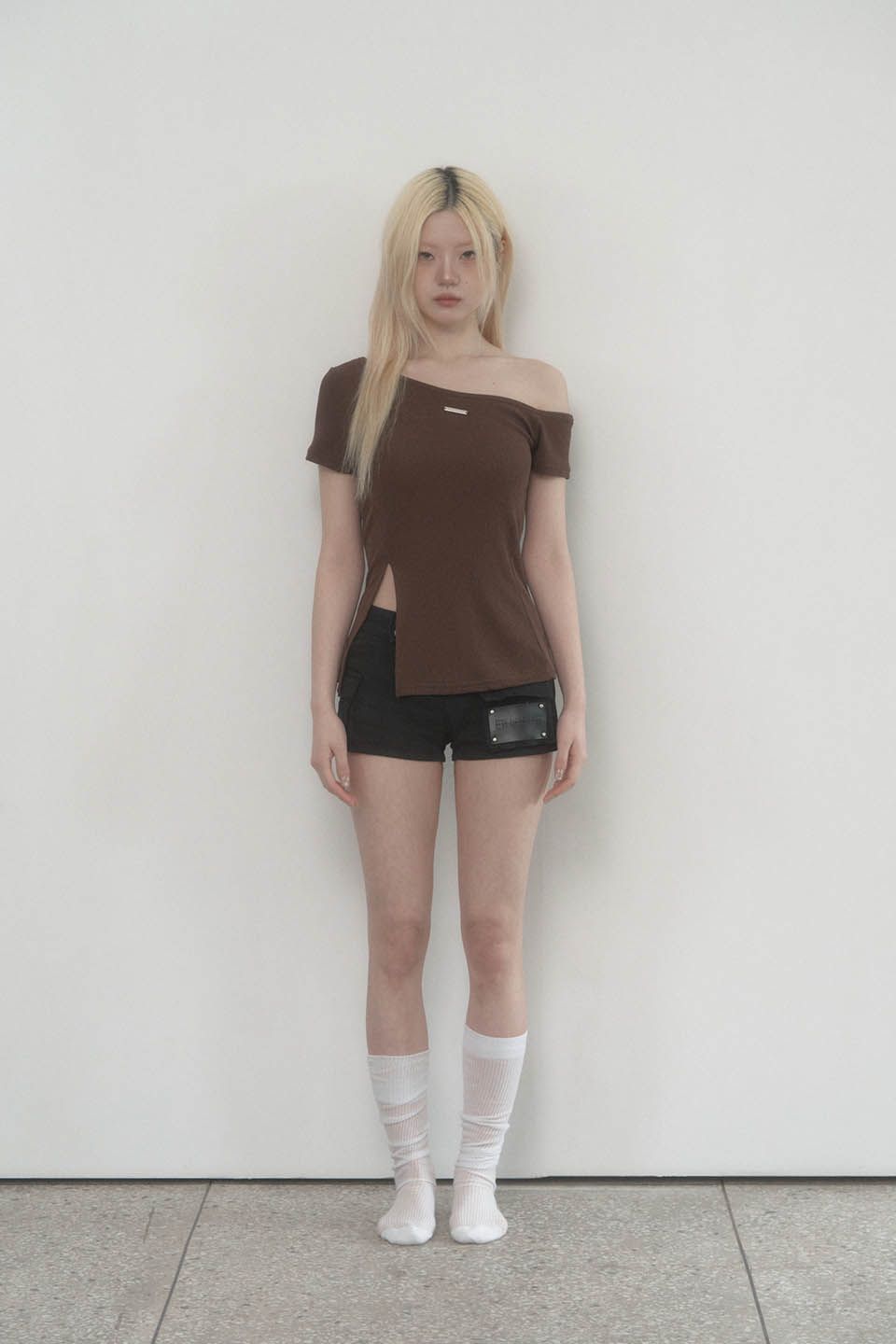 【ETRE AU SOMMET】One-shoulder Basic Slit Top MUSINSA | ETRE AU SOMMET One-shoulder Basic Slit Top (Brown)