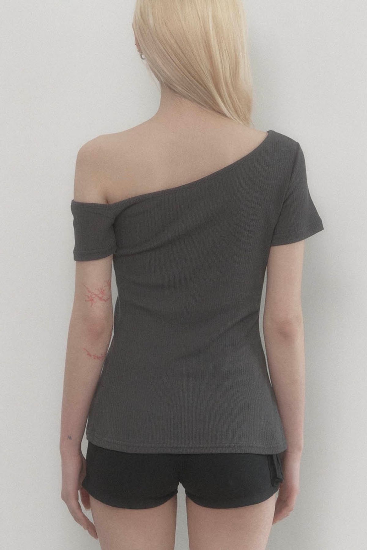 에트오소메(ETRE AU SOMMET) One-shoulder Basic Slit Top (Charcoal)