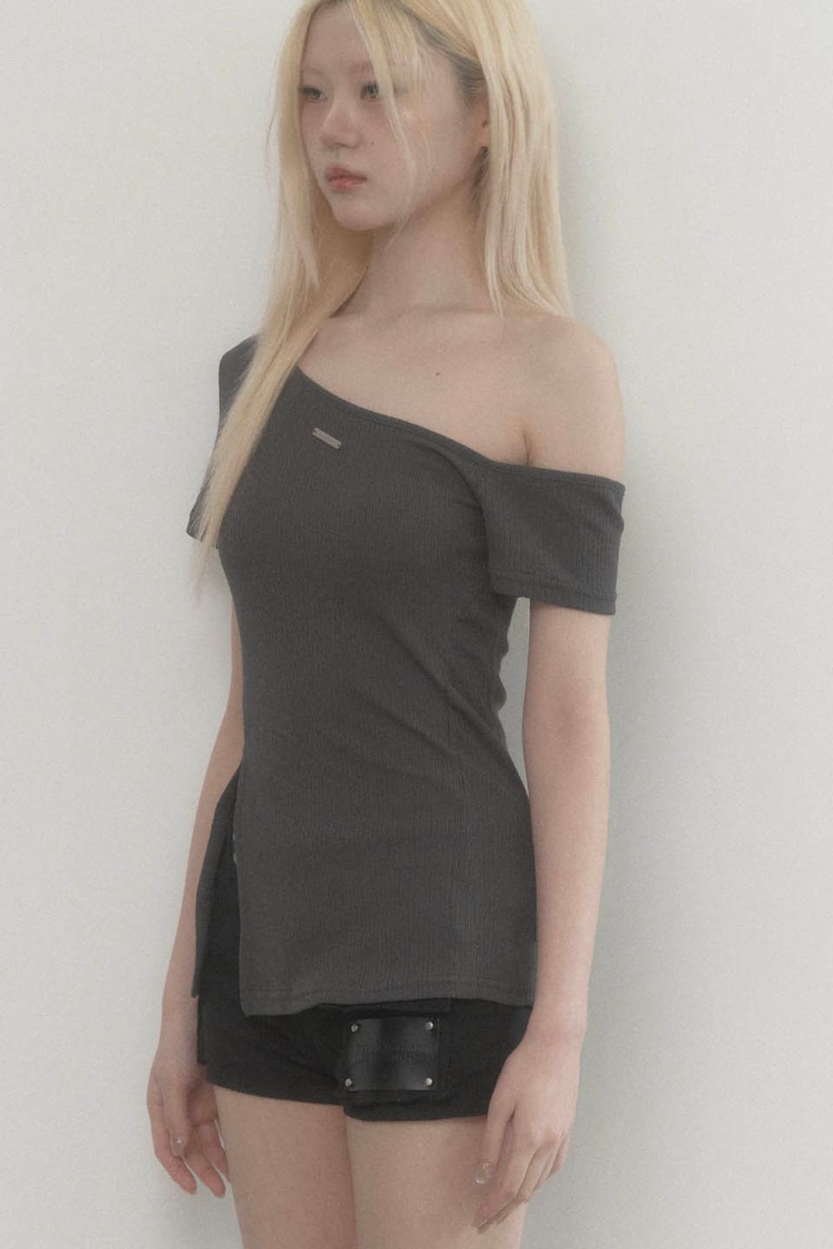 에트오소메(ETRE AU SOMMET) One-shoulder Basic Slit Top (Charcoal)
