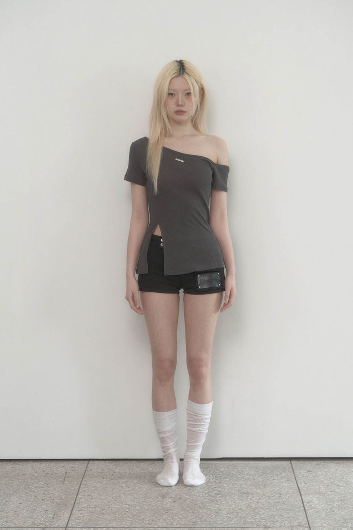 에트오소메(ETRE AU SOMMET) One-shoulder Basic Slit Top (Charcoal)