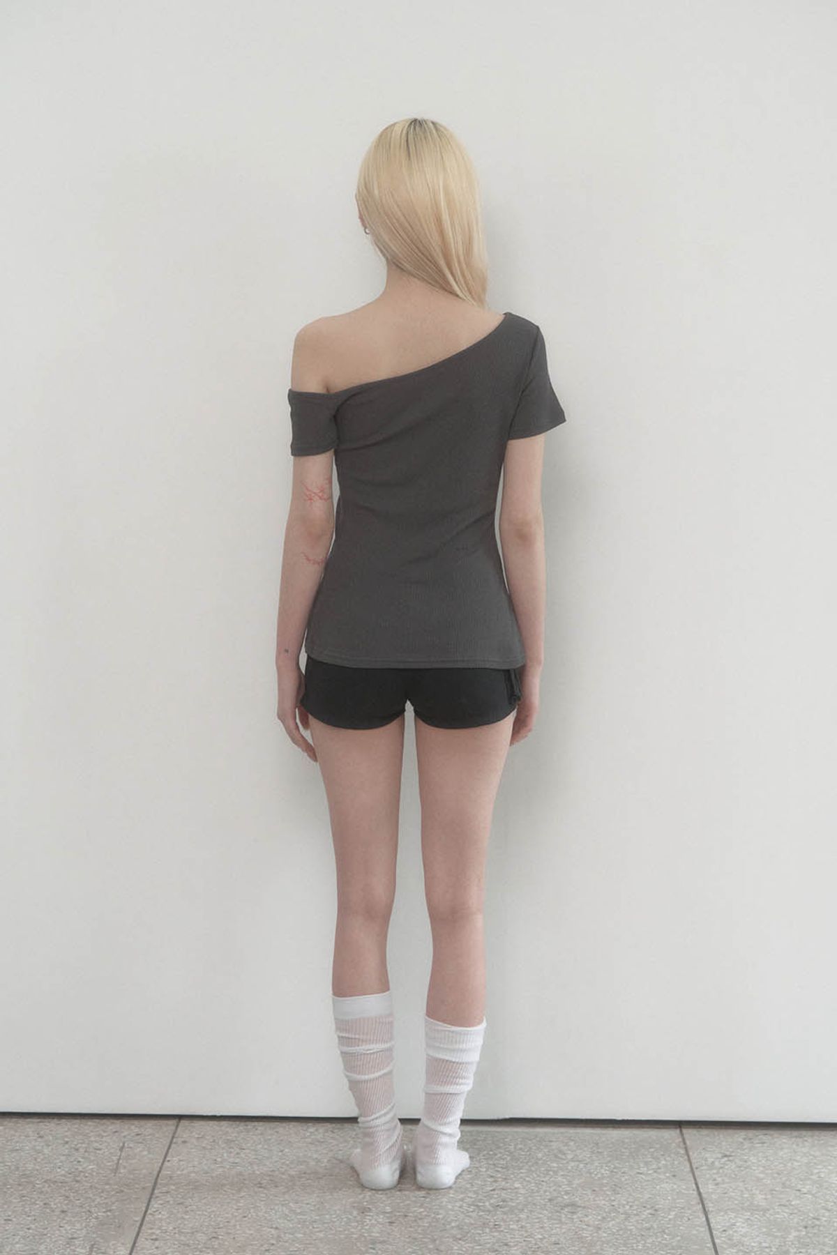 에트오소메(ETRE AU SOMMET) One-shoulder Basic Slit Top (Charcoal)