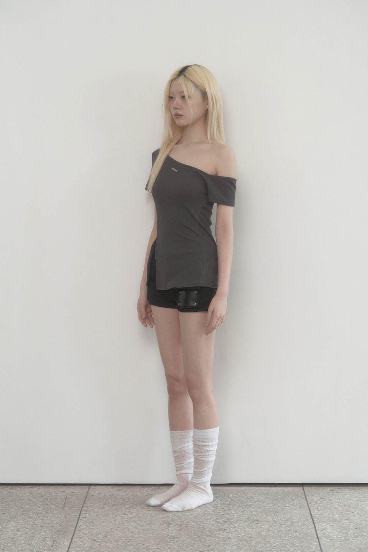 에트오소메(ETRE AU SOMMET) One-shoulder Basic Slit Top (Charcoal)