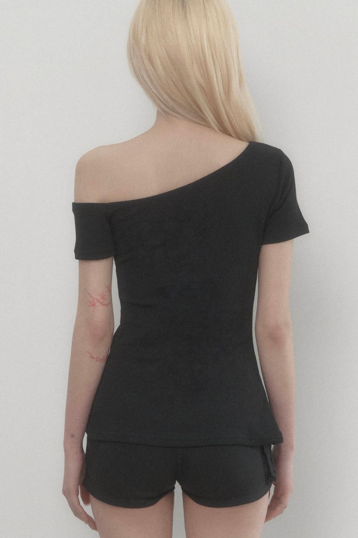 에트오소메(ETRE AU SOMMET) One-shoulder Basic Slit Top (Black)