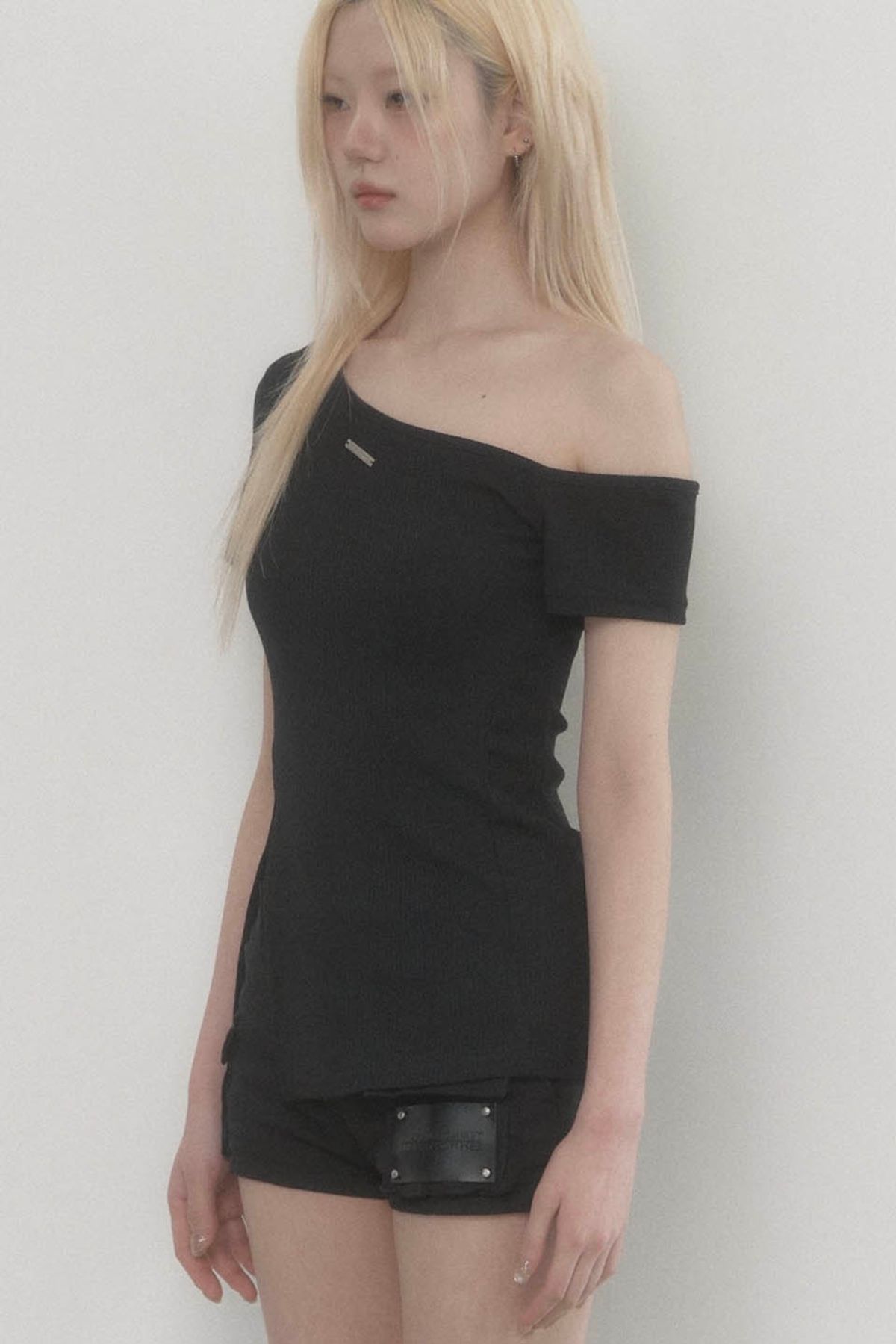 에트오소메(ETRE AU SOMMET) One-shoulder Basic Slit Top (Black)