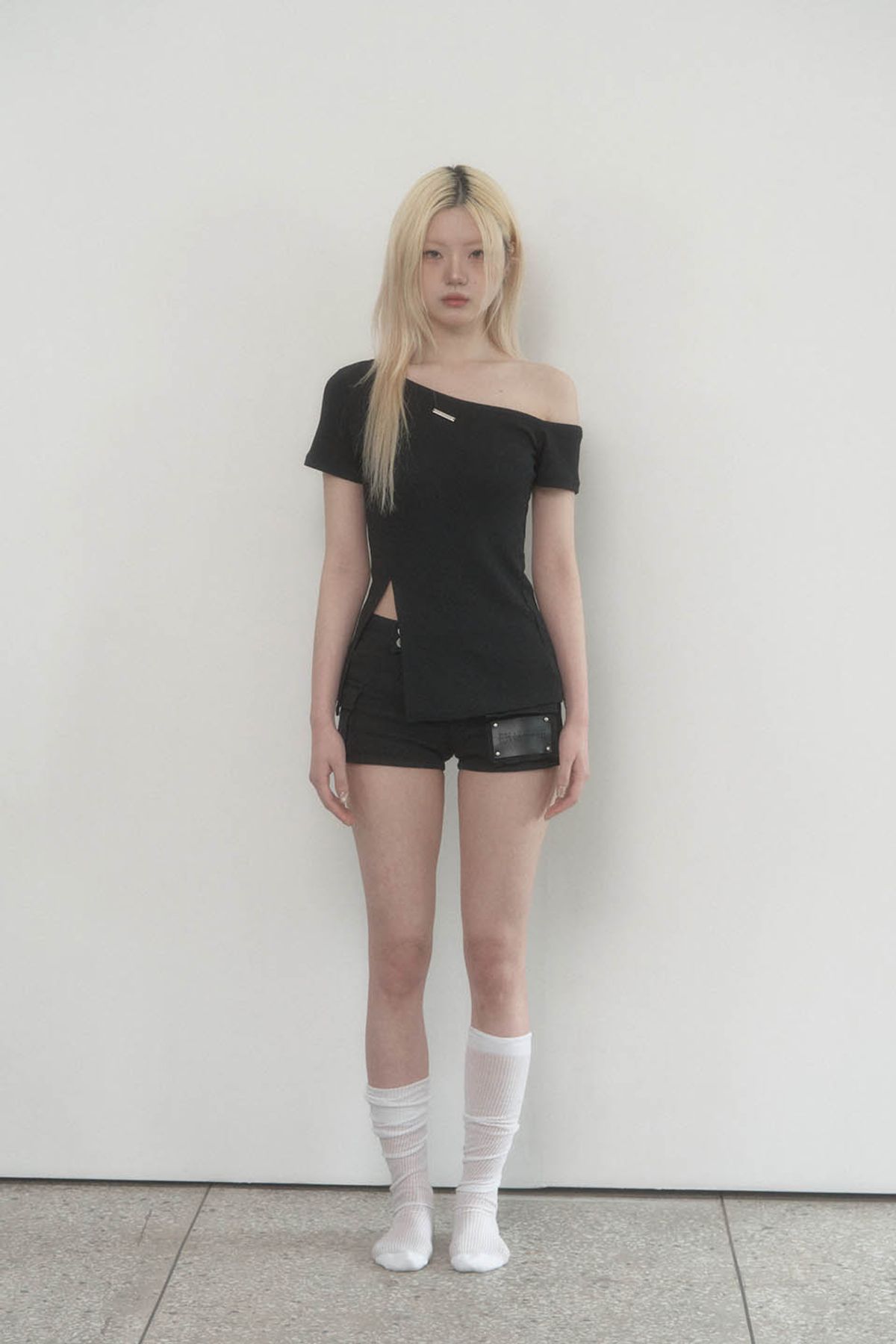 에트오소메(ETRE AU SOMMET) One-shoulder Basic Slit Top (Black)