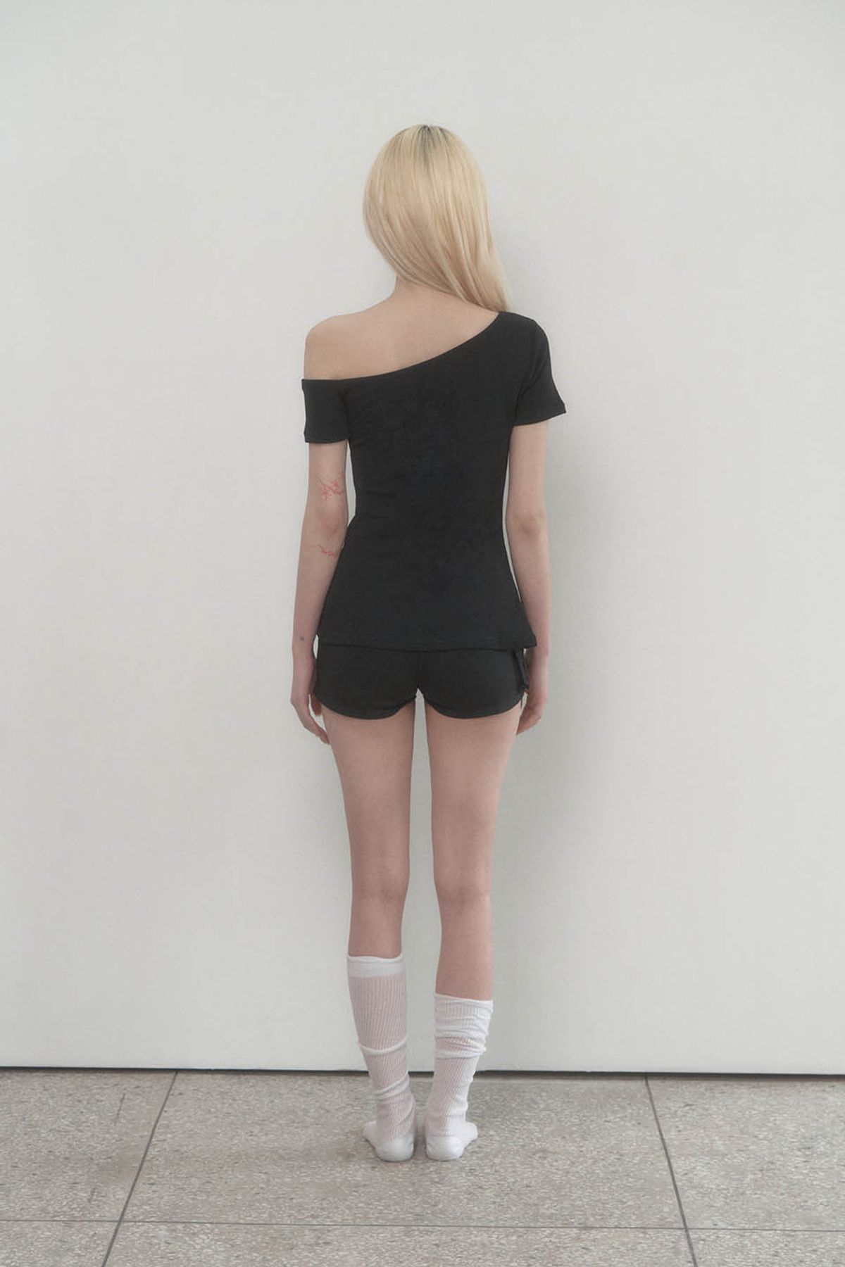 에트오소메(ETRE AU SOMMET) One-shoulder Basic Slit Top (Black)